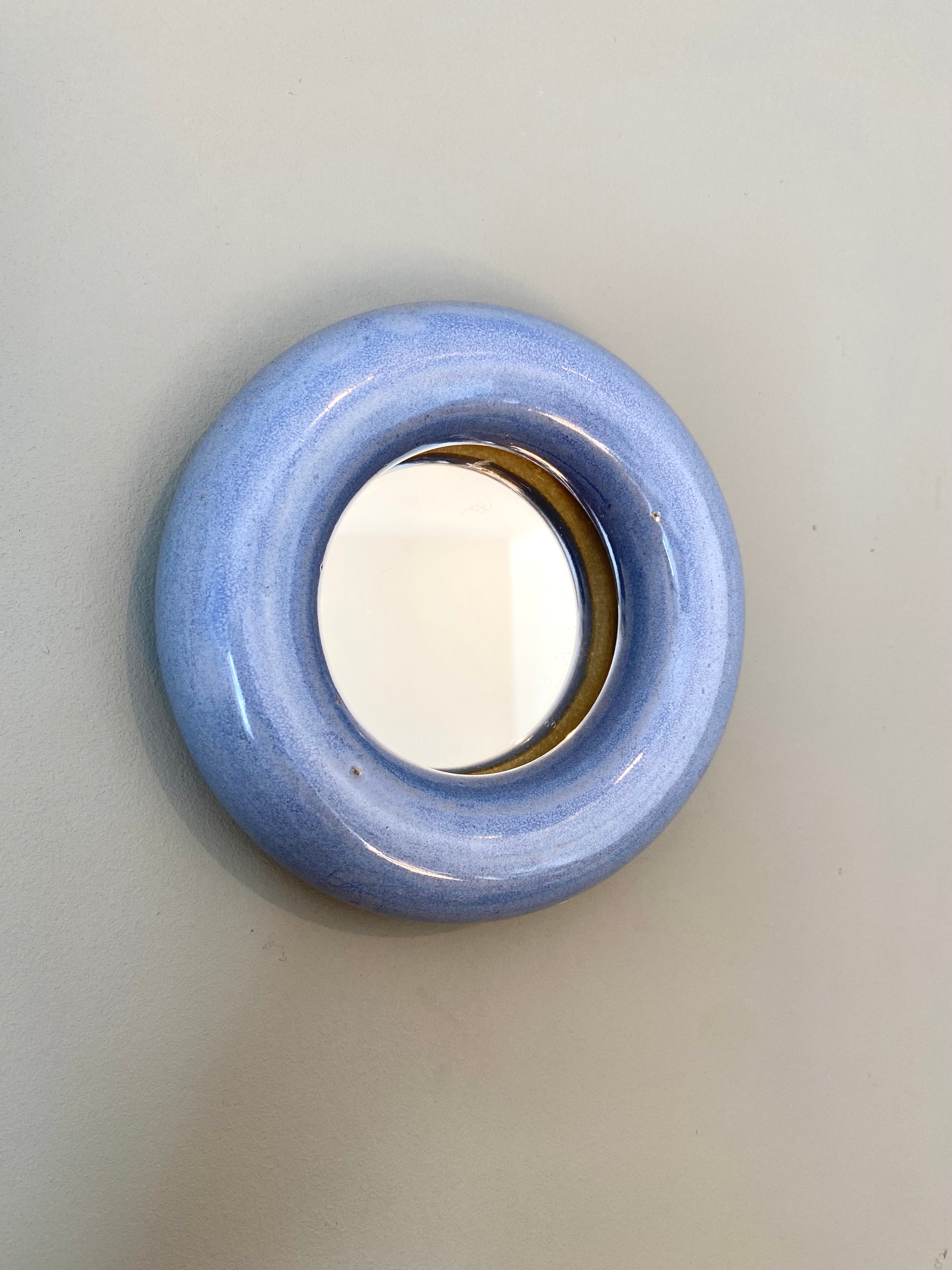 Le petit miroir rond